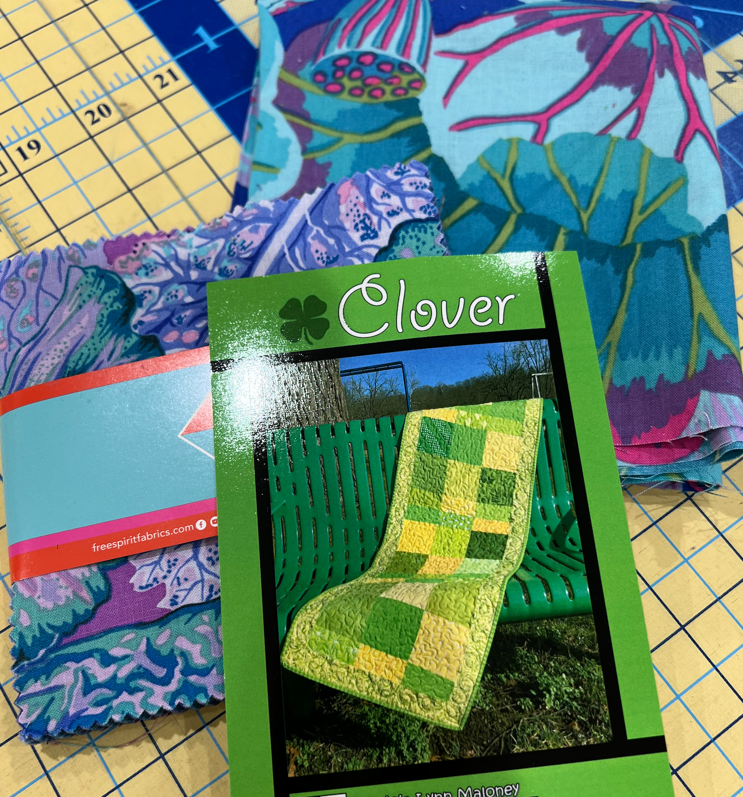 Clover Tablerunner kits, 17x56, top only Royal Colorway